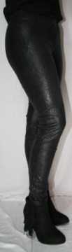 SUPER PRIS!! Super smarte sorte stramme bukser i snake præget blød stof. OBS Små i størrelsen. Str. S og M
