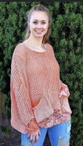 Løs strikket bred bomulds trøje, i orange meleret med lommer foran. Str. One Size. OBS Basic bluse under, købes for sig selv.