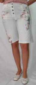 Smart hvid shorts med blomster, lukkes med 4 knapper. Str. S